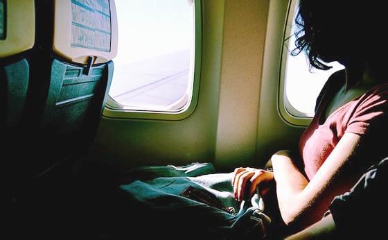飛行機に乗っている女性の画像